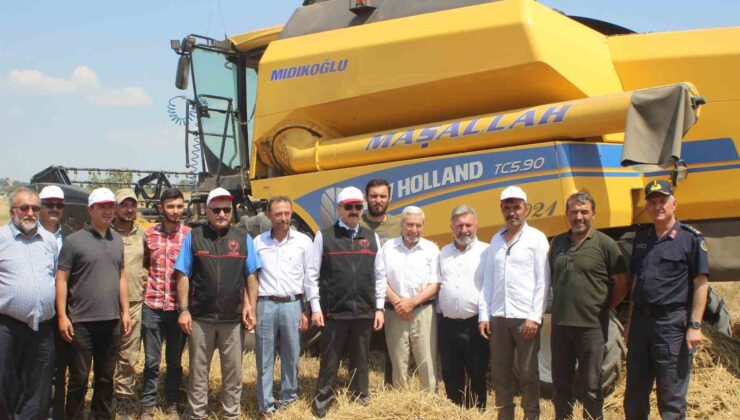 Uşak Valisi Dr. Turan Ergün buğday hasadı programına katıldı
