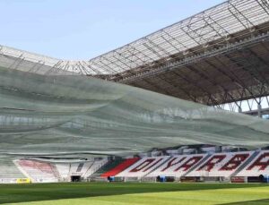 Yeni Diyarbakır Stadyumu çimleri sıcaklara karşı gölgeleme yöntemiyle korunuyor