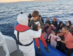 Yunan unsurlarınca ölüme terk edilen 41 kaçak göçmen kurtarıldı