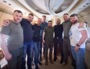 Zelenskiy, 5 Azov Taburu komutanıyla Türkiye’den ayrıldı