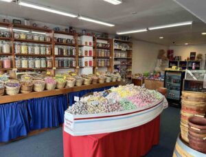 ABD’de şaşkın geyiğin şekerci dükkanına ziyareti gülümsetti