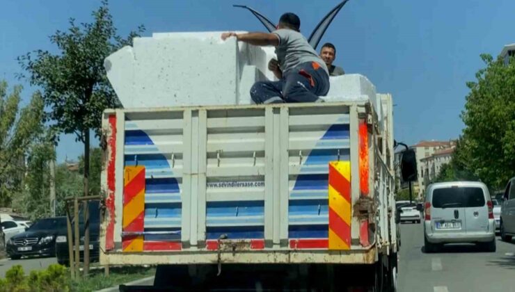 Aksaray’da kamyonet kasasında tehlikeli yolculuk