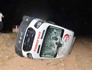Ambulansın şarampole devrilmesi sonucu 5 kişi yaralandı