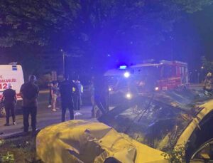 Ankara’da aşırı süratli araç ağaca çarptı: 4 yaralı