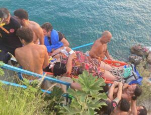 Antalya’da 40 metrelik falezlerden denize düşen Rus kadın turist için kurtarma seferberliği