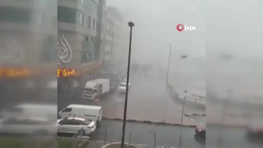 BAE’de şiddetli yağış hayatı felç etti