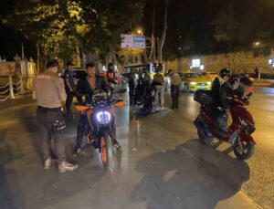 Beşiktaş’ta polisler motosiklet sürücülerine denetim gerçekleştirdi