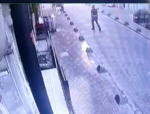 Beyoğlu’nda önce darp, sonra gasp kamerada: 6 kişi etrafını çevirip telefonunu çaldı
