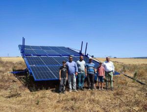 Bu çiftçi tarlasını taşınabilir güneş enerjisiyle suluyor