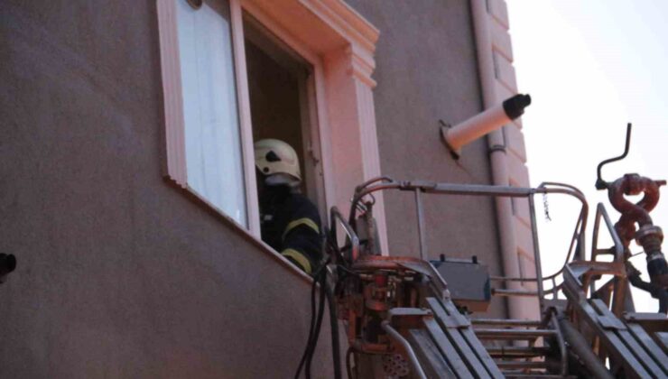 Burdur’da ocakta unutulan yemek evi yakıyordu, 2 kişi dumandan etkilendi