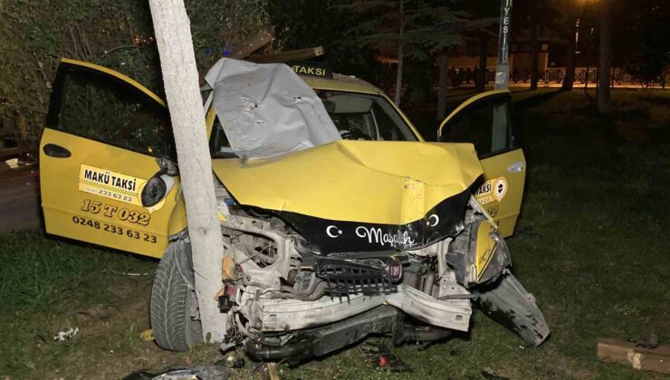 Burdur’da polisin “dur” ihtarına uymayan ehliyetsiz ve alkollü taksi sürücüsü çay bahçesine daldı