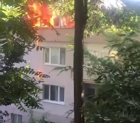 Bursa’da 4 katlı apartmanın çatısı alev alev yandı