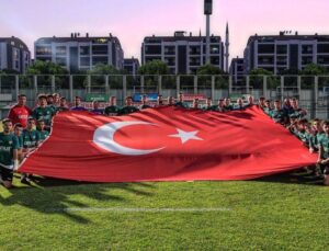 Bursasporlu futbolcular 30 Ağustos Zafer Bayramı’nı kutladı