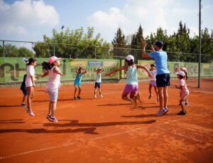 Çocuklar Dra-Masal yöntemiyle tenis ile tanışıyor