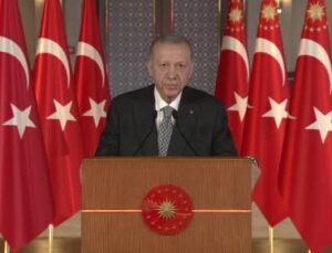Cumhurbaşkanı Erdoğan: “Birileri sırf oy tercihlerinden dolayı depremzedelerimize hakaret ederken, biz şehirlerimizin yeniden inşasını hızlandıracak farklı projeleri devreye alıyoruz”