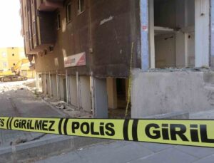 Diyarbakır’da ağır hasarlı binada insan olduğu ihbarı üzerine yıkım durduruldu