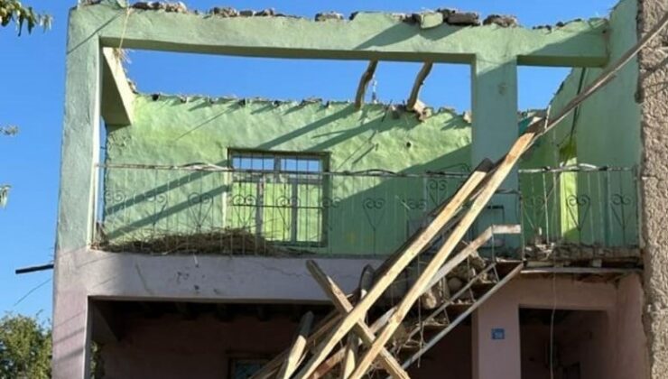 Elazığ’da ağır hasarlı binanın balkonu çöktü: 2 yaralı