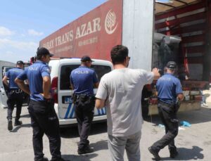 Erzincan’da tırın dorsesinde 70 civarında kaçak göçmen yakalandı