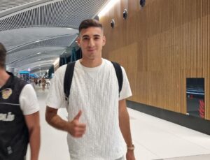 Fenerbahçe’nin yeni transferi Mert Müldür, İstanbul’a geldi.