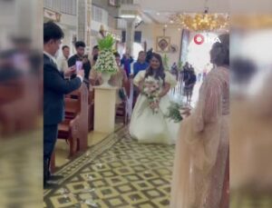 Filipinli çift göle dönen kilisede düğün yaptı