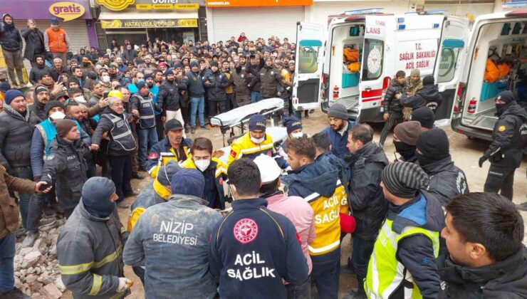 Gaziantep’te 110 araç ile bini aşkın acil sağlık personeli depremzedelerin ilk yardımına koştu