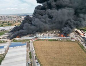 İnegöl’de 4 fabrikanın alev topuna döndüğü yangın havadan böyle görüntülendi
