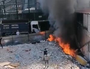 İstanbul’da yangına bir garip müdahale kamerada: Biri taş attı diğeri rüzgarla savaştı