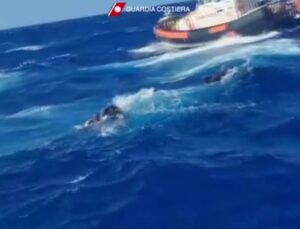 İtalya açıklarında iki göçmen teknesi battı: 2 ölü, 31 kayıp