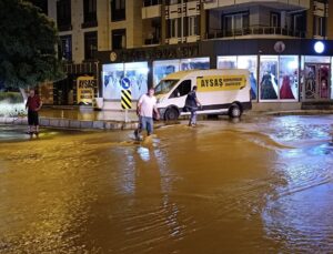 İzmir’de hareketli gece: Ana boru patladı, 2 mahalleyi su bastı