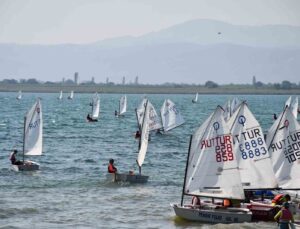 İznik Gölünde heyecan dolu yelken yarışları