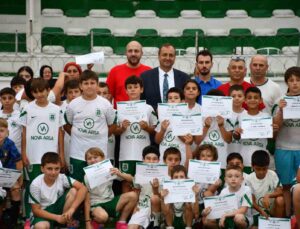 İznikspor yaz futbol okulunda sertifika heyecanı