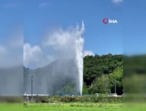 Japonya’da patlayan borudan fışkıran su 50 metre yüksekliğe ulaştı