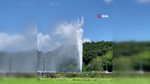 Japonya’da patlayan borudan fışkıran su 50 metre yüksekliğe ulaştı