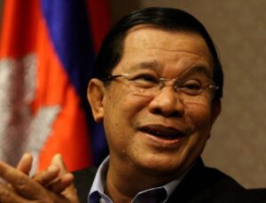 Kamboçya Başbakanı 39 yıllık görevini oğluna devrediyor
