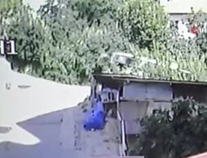 Karaman’da yokuş çıkarken geri kayan tur otobüsü evin bahçesine devrildi: 30 yaralı