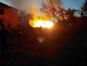 Kastamonu’da çıkan yangında ev, samanlık ve römork yandı