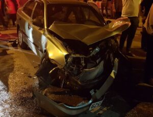 Kaza yapan otomobilde sıkışan sürücüyü itfaiye kurtardı: 2 yaralı