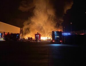 Kocaeli’de zincir marketin deposunda büyük yangın
