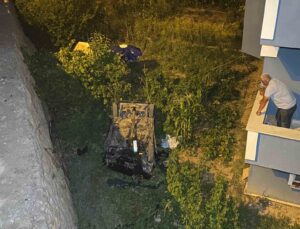 Kontrolden çıkan araç 7 metrelik istinat duvarından bahçeye uçtu: 1 yaralı