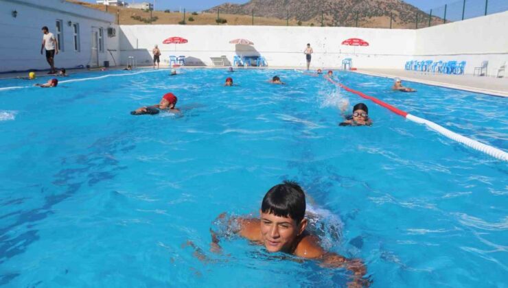 Kozluk’ta 700 kişiye yüzme eğitimi veriliyor