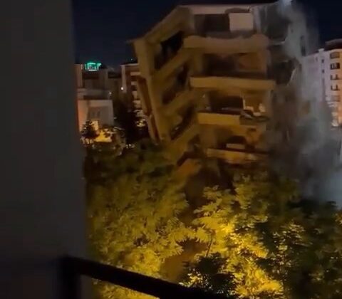 Malatya’da depremde yıkılan ağır hasarlı bina paniğe neden oldu