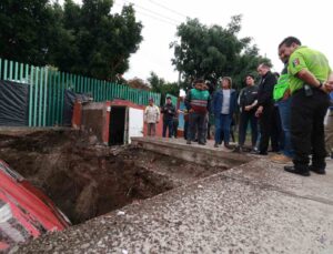 Meksika’da bir bina yolda oluşan dev çukurun içine devrildi