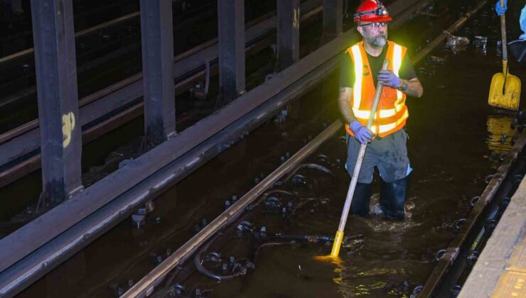 New York’ta 127 yıllık su şebekesi patladı: Metro sular altında kaldı