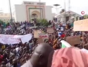 Nijer’de Bağımsızlık Günü’nde yüzlerce kişi sokağa çıktı