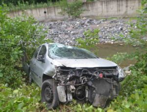 Otomobil Ağasar Deresine uçtu: 4 yaralı