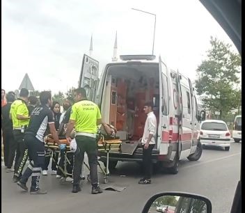 Otomobilin çarptığı motosikletli ağır yaralandı