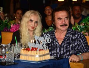 Özcan Deniz, Orhan Gencebay’ın doğum gününü sahneden kutladı