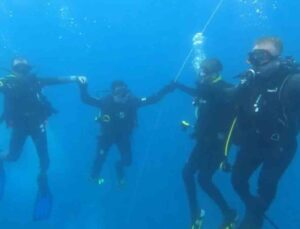 (ÖZEL) Eskişehirli dalgıçlar denizin 12 metre altında halay çekti
