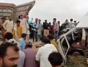 Pakistan’da minibüsle kamyon çarpıştı: 7 ölü