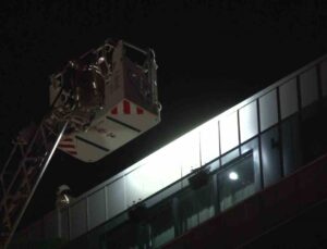 Pendik’te lüks bir sitenin çatısı yandı, itfaiyenin soğutma çalışması sürüyor
